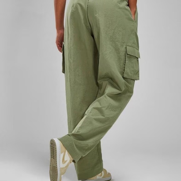 Nike Essential Woven Women’s Cargo Pants - Size XS (Fits More Like a Small) - Picture 3 of 9